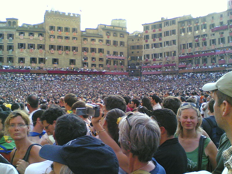 Piazza del Campo piena di gente durante il Palio di Siena